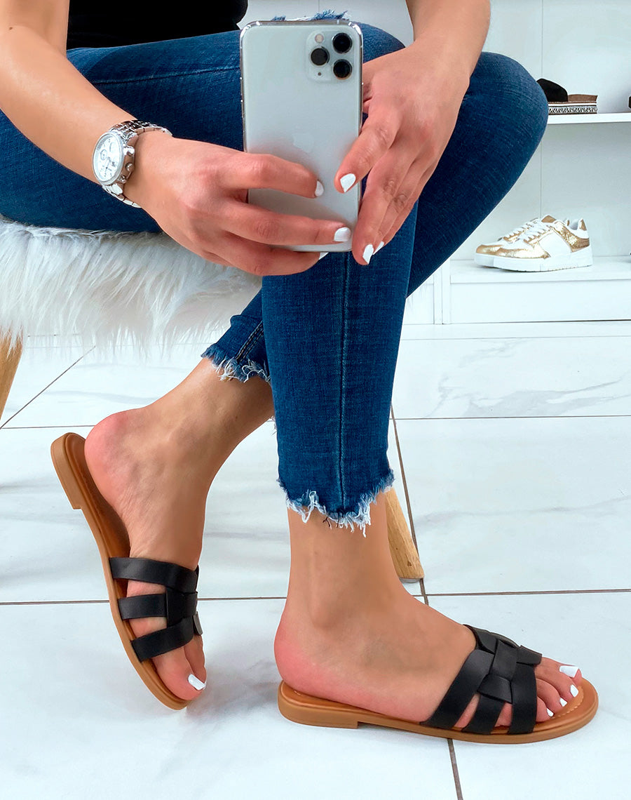 Mules plates noires à lanières entrecroisées