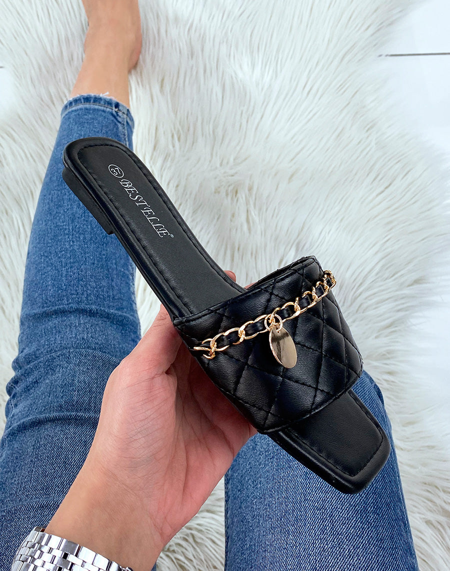 Mules plates noires matelassées à fine chaine dorée et bout carré