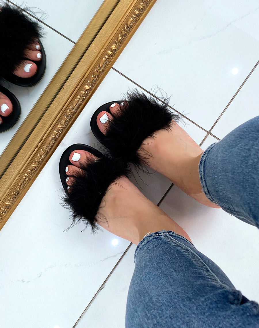 Mules plates noires à plumes