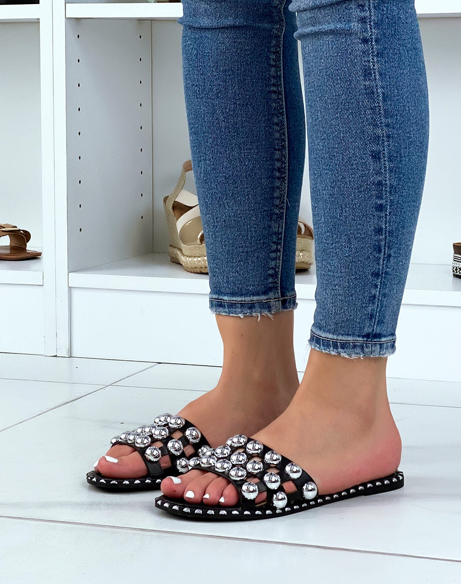 Mules plates noires à triple bride et grosses perles argentées