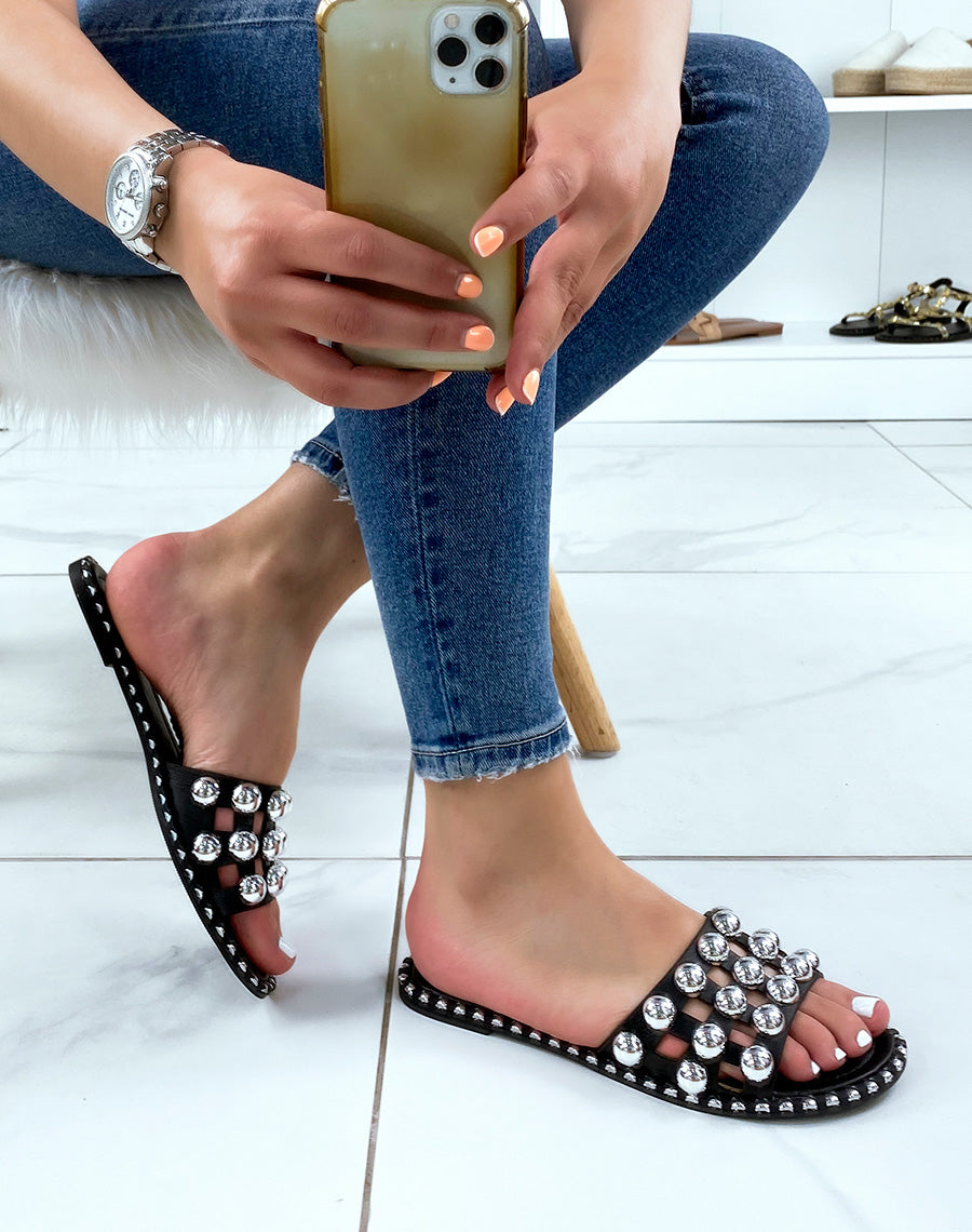 Mules plates noires à triple bride et grosses perles argentées