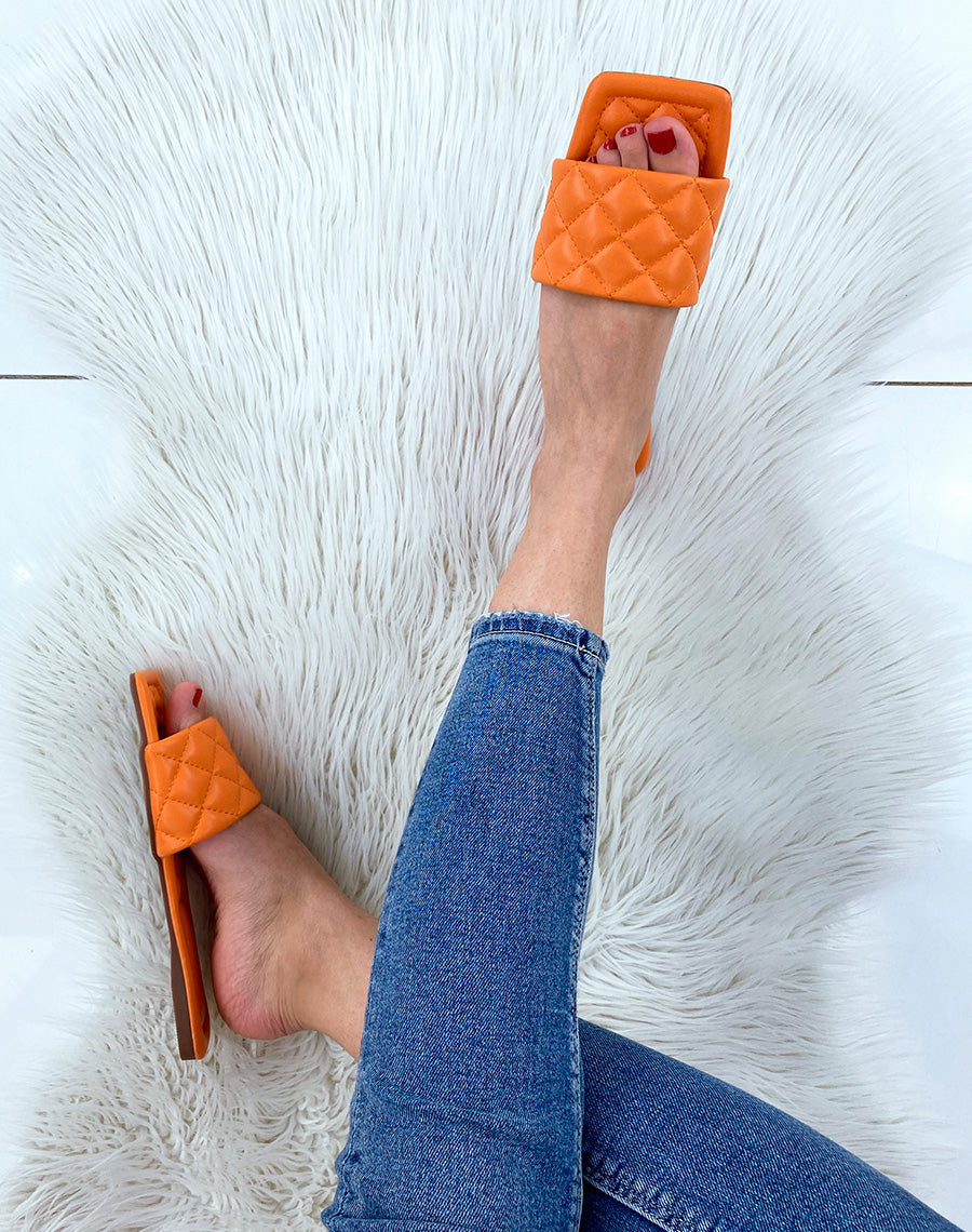 Mules plates orange matelassées