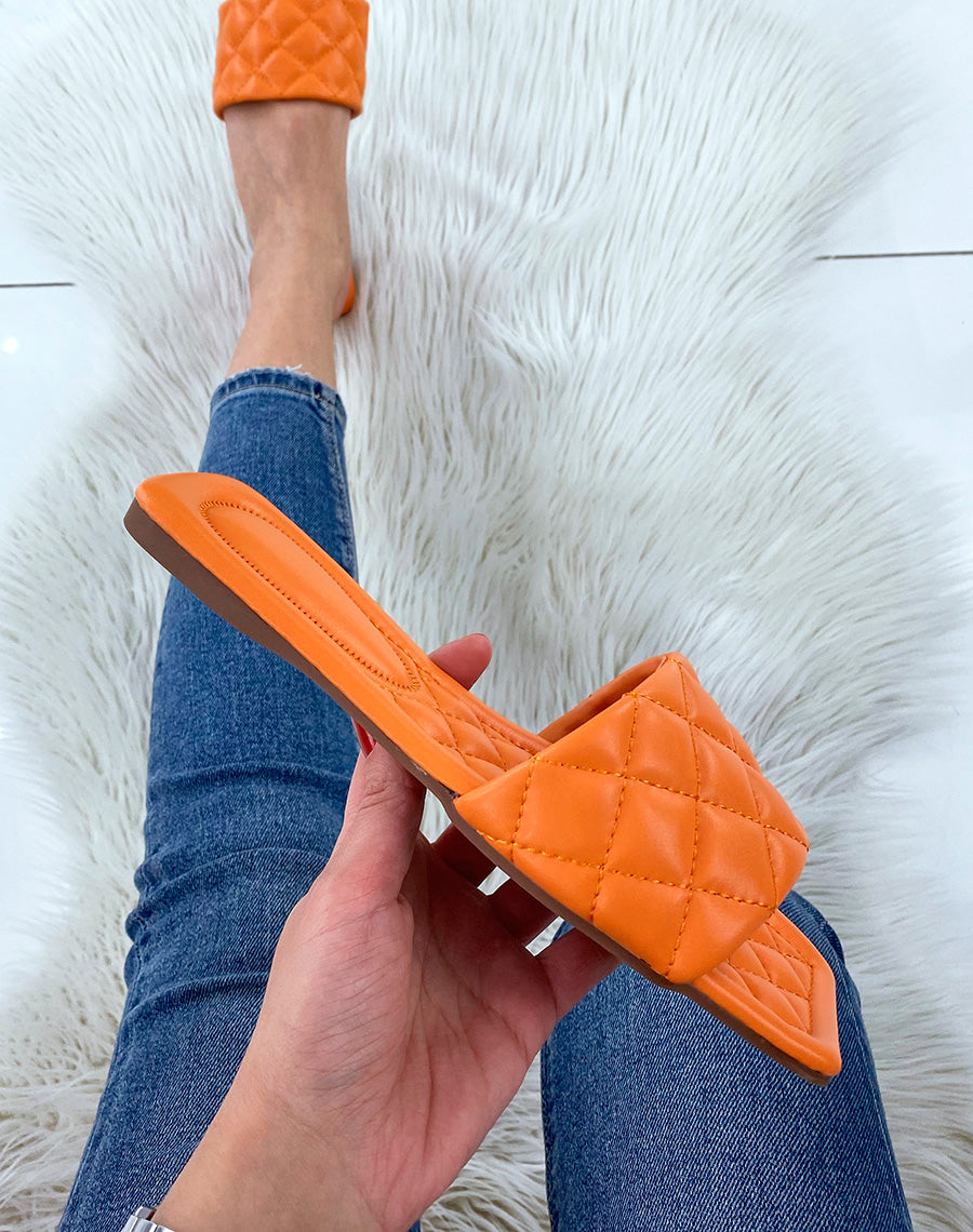 Mules plates orange matelassées