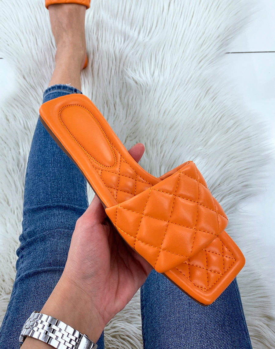 Mules plates orange matelassées