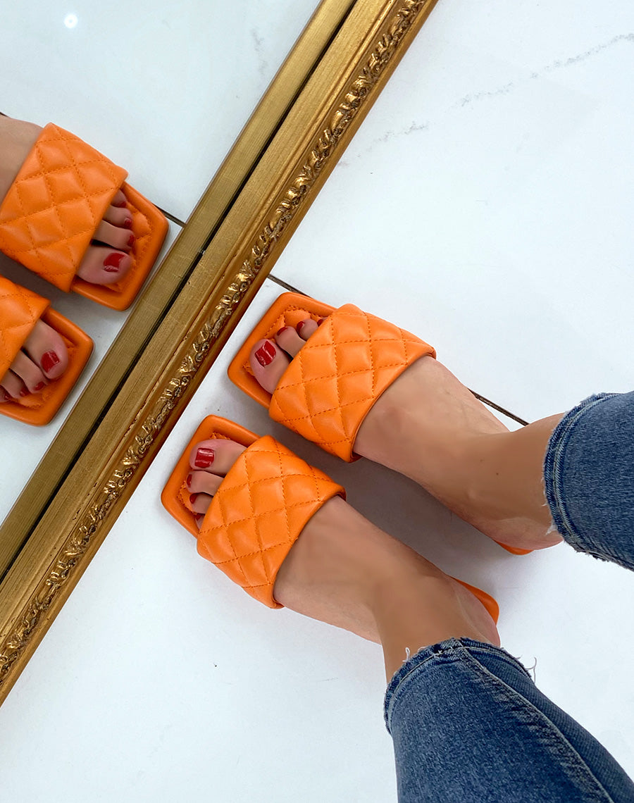 Mules plates orange matelassées