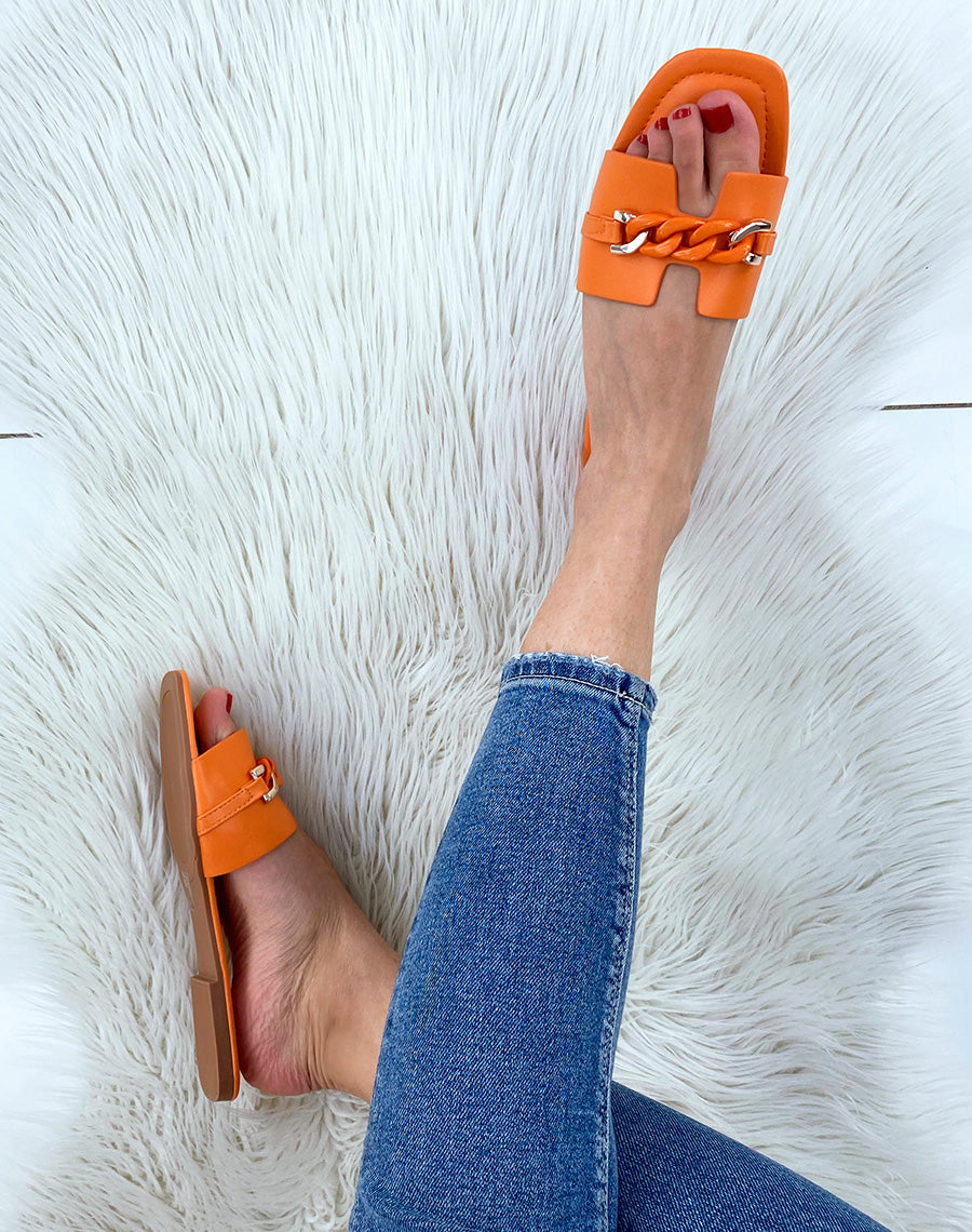 Mules plates oranges à chaîne argenté et orange