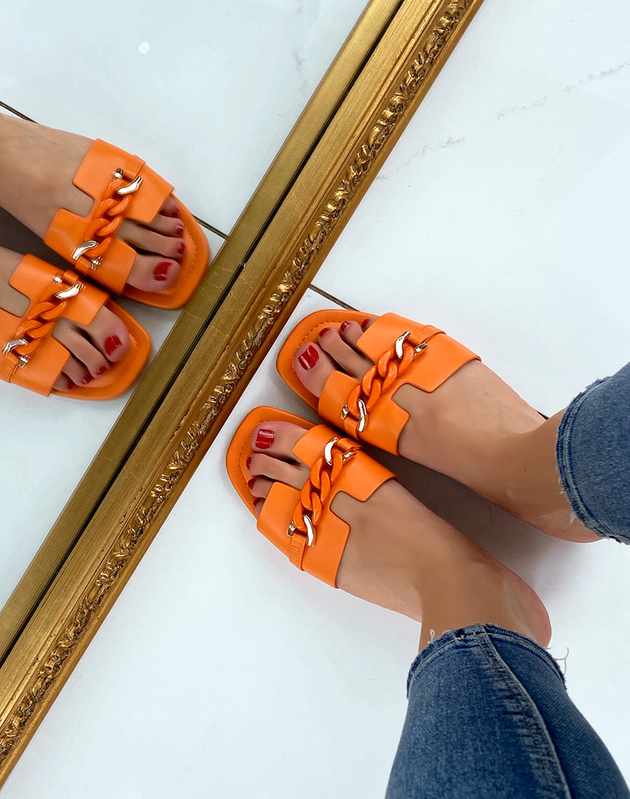 Mules plates oranges à chaîne argenté et orange