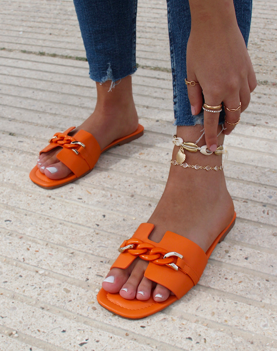 Mules plates oranges à chaîne argenté et orange