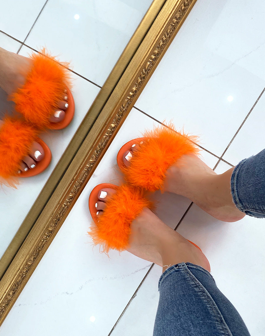 Mules plates oranges à plumes