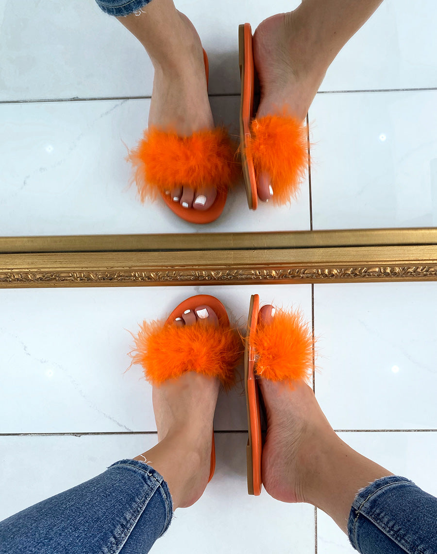 Mules plates oranges à plumes