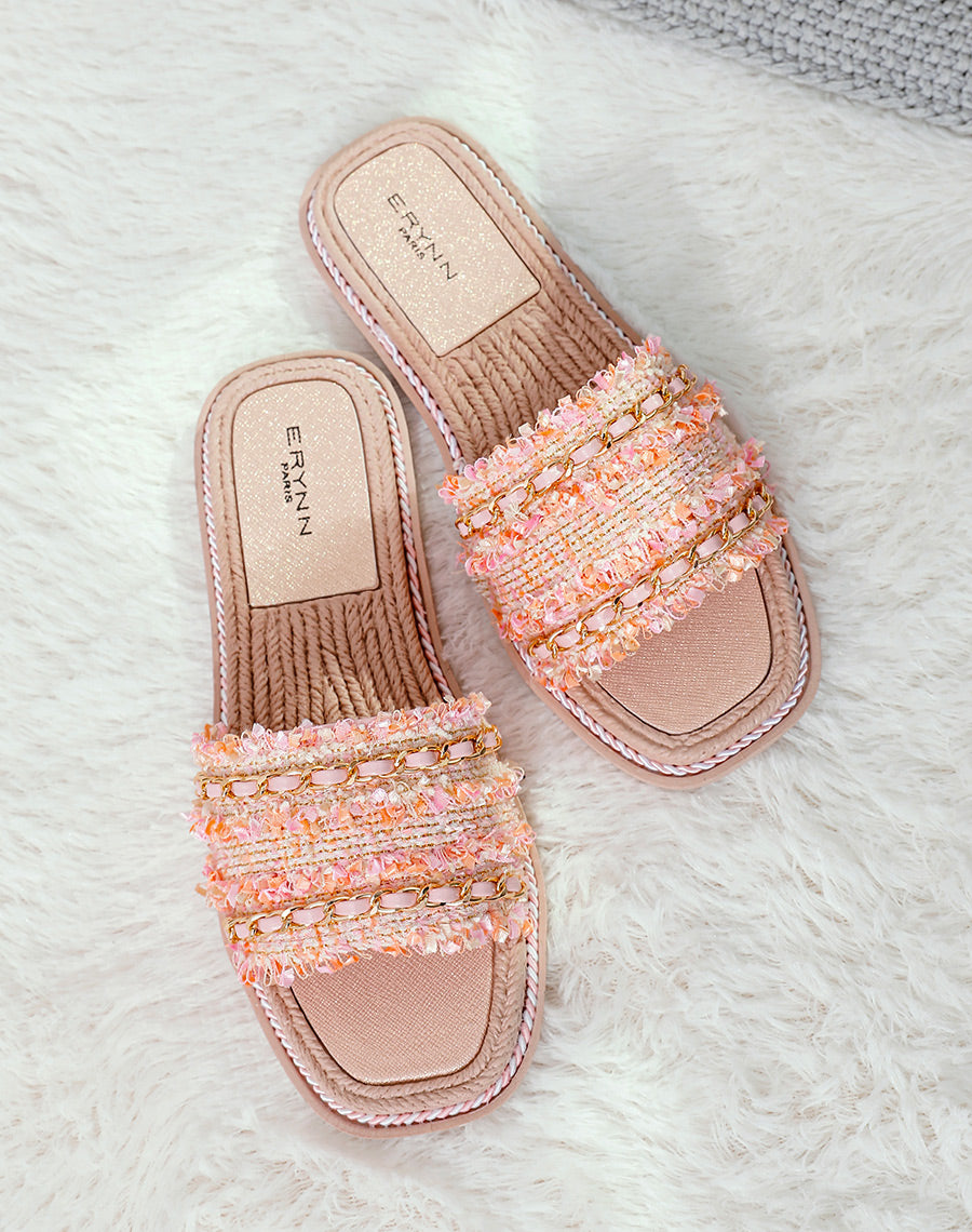 Mules plates roses à multiples détails et fine chaîne dorée