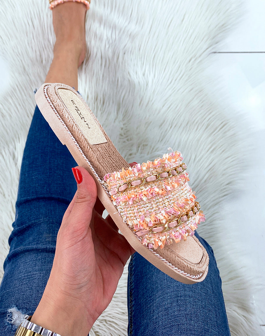 Mules plates roses à multiples détails et fine chaîne dorée