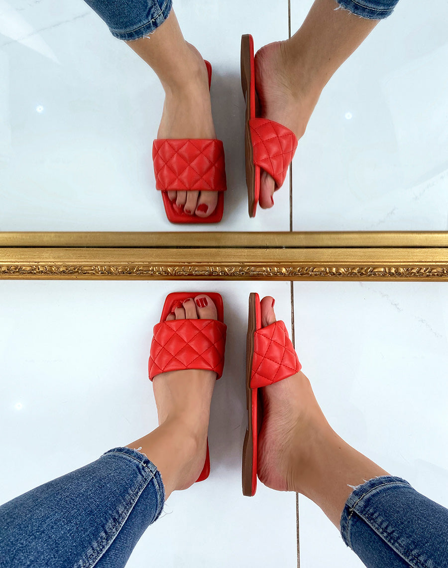 Mules plates rouges matelassées