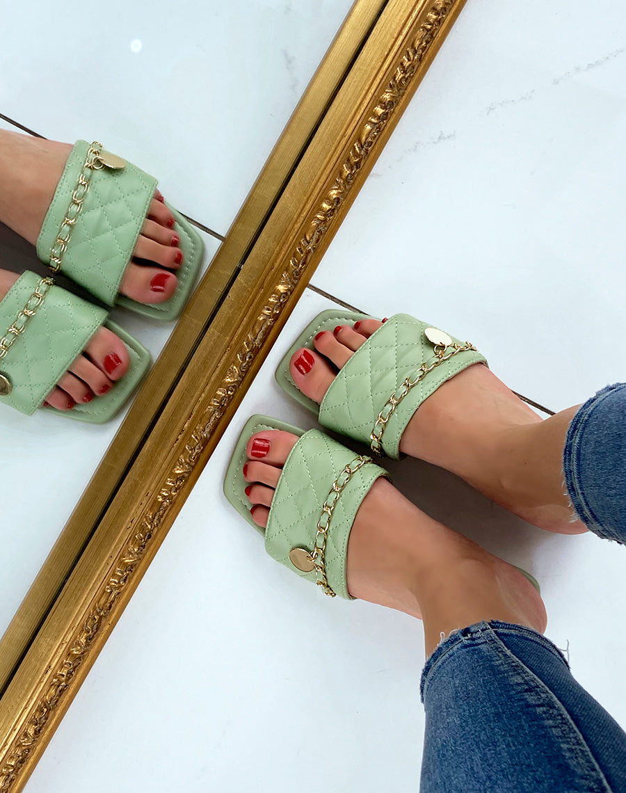 Mules plates vert pastel matelassées à fine chaine dorée et bout carré