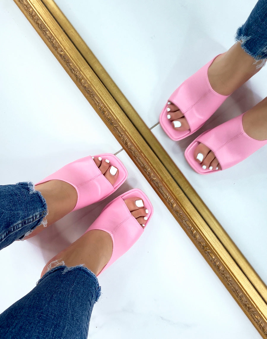 Mules roses à bride épaisse et talon épais et imposant