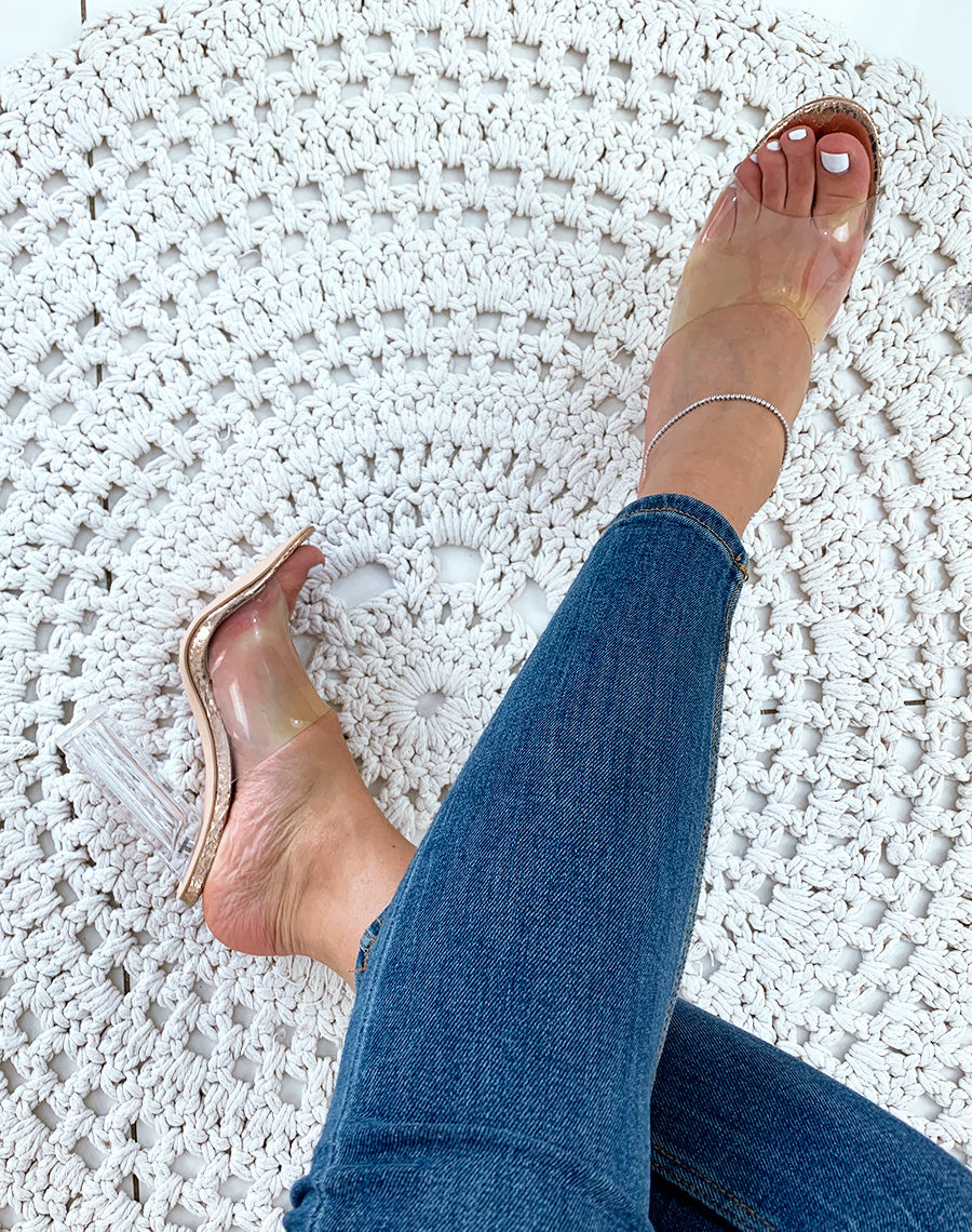 Mules roses gold effet croco à talons et larges brides transparents