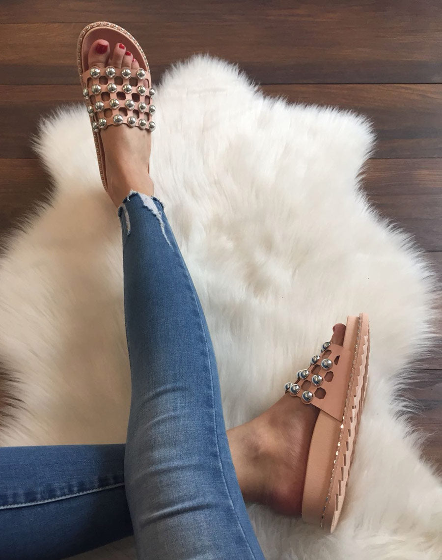 Mules roses à gros clous argentés