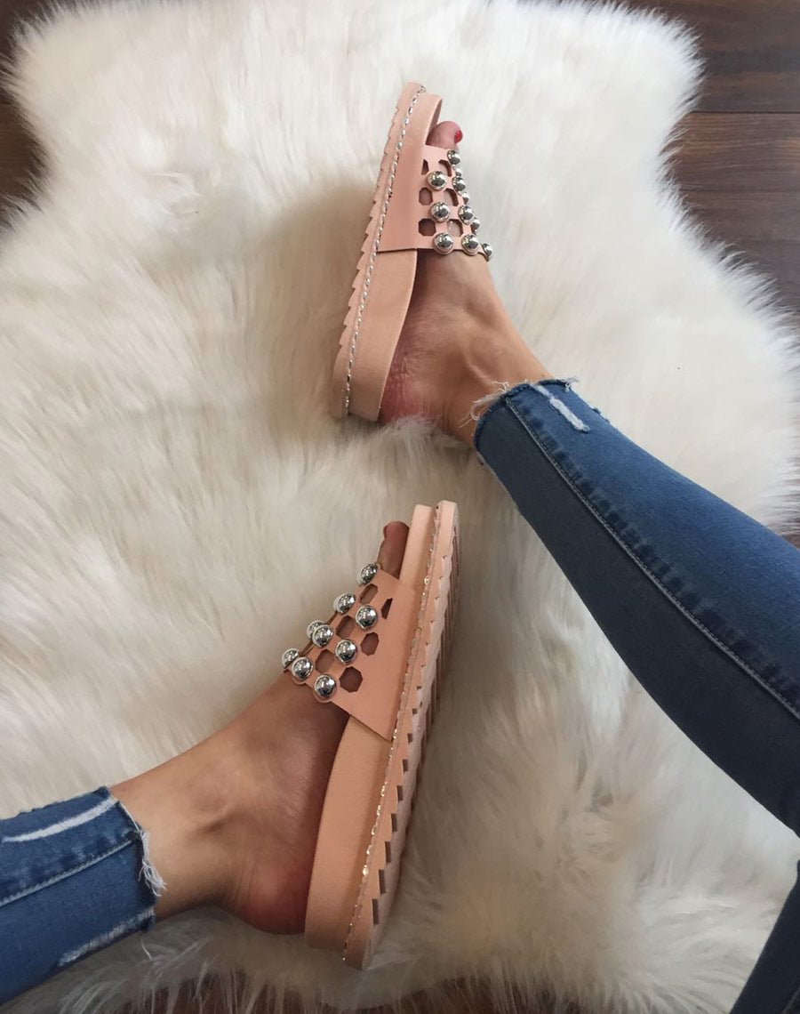 Mules roses à gros clous argentés