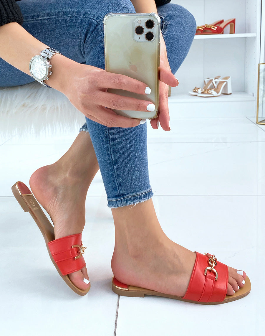 Mules rouges à large bride à détail doré