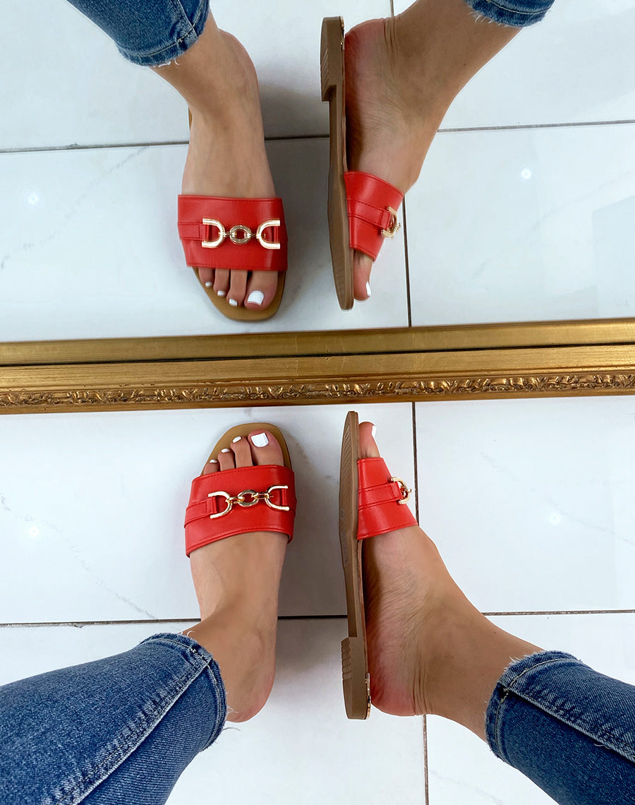 Mules rouges à large bride à détail doré