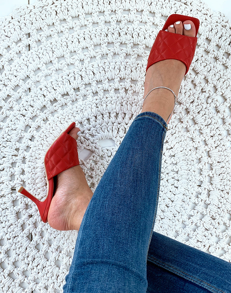 Mules rouges à talons et à larges brides matelassées
