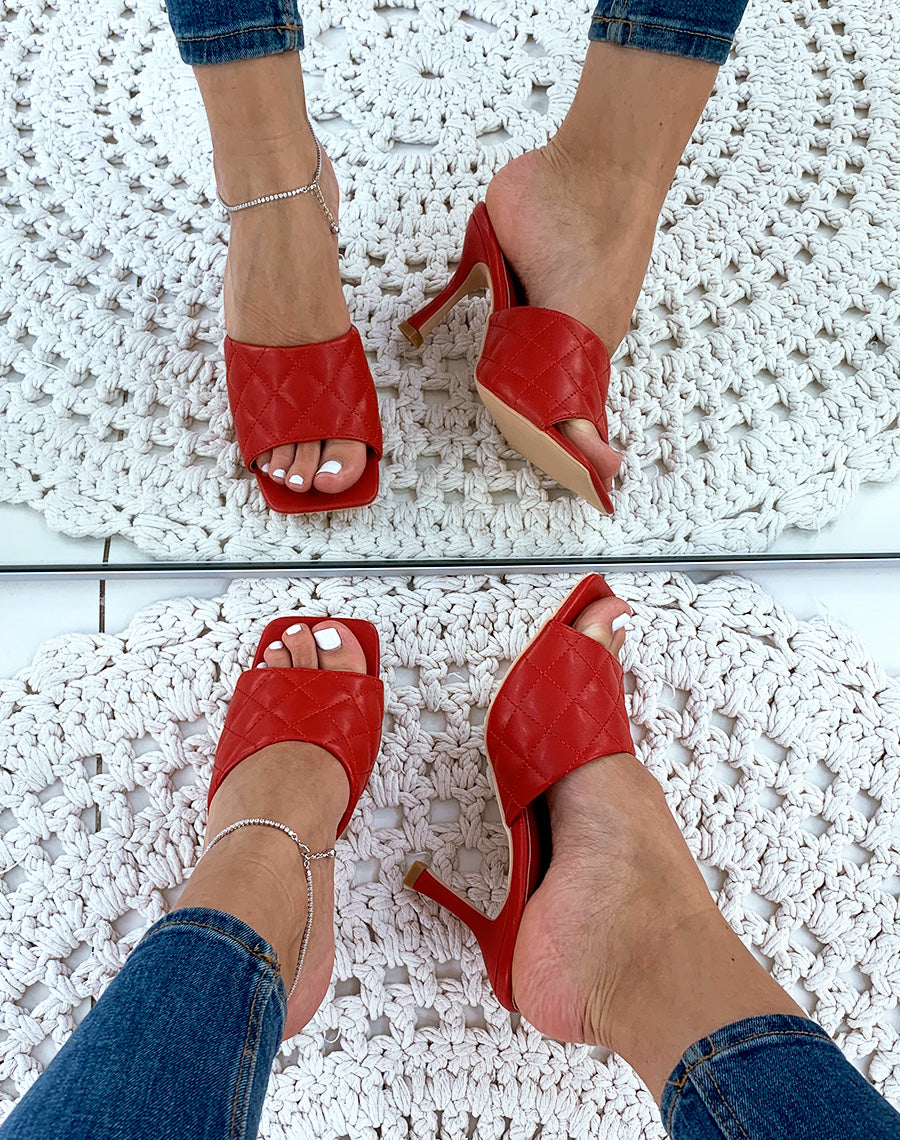 Mules rouges à talons et à larges brides matelassées