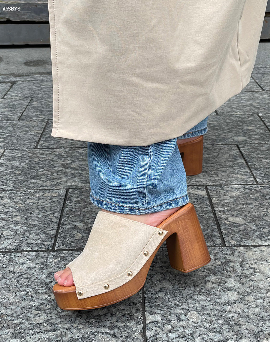Mules sabots beiges à talons carré en suédine