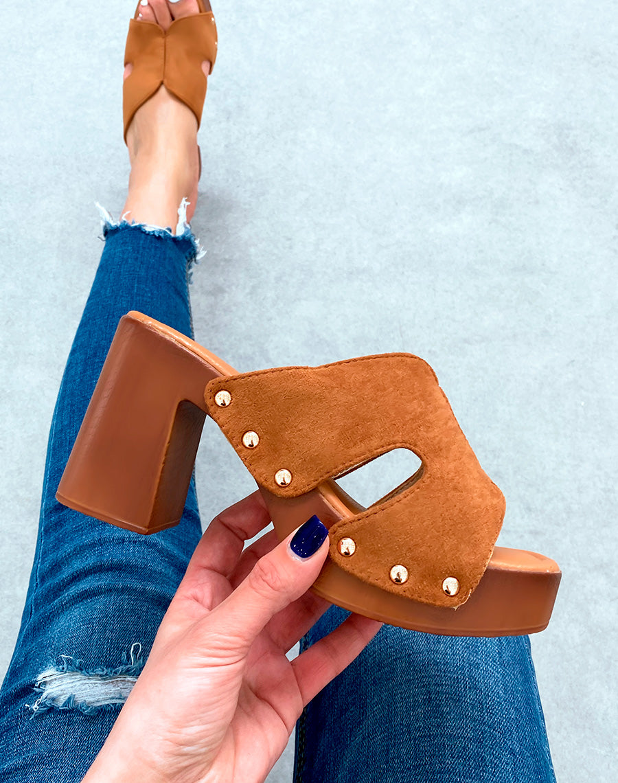 Mules sabots camel en suédine à talons carrés et à détails dorés