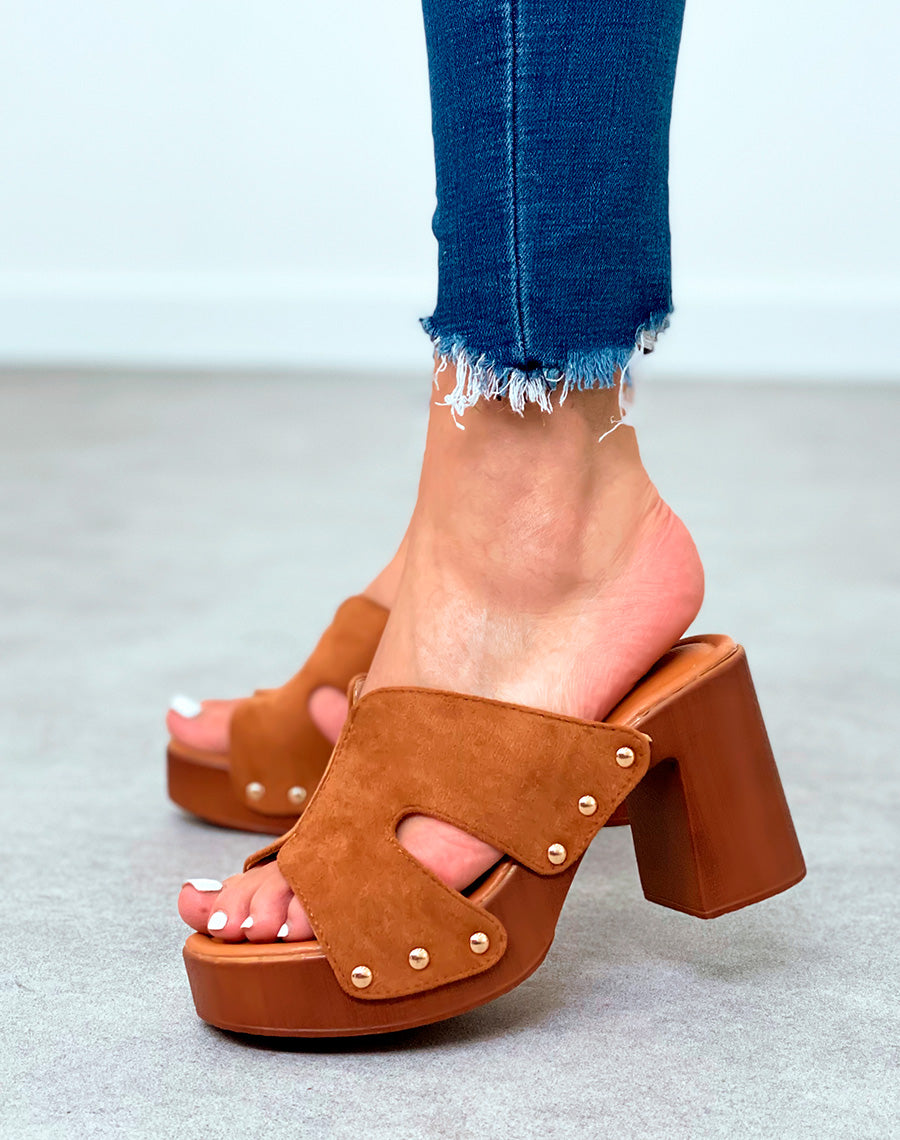 Mules sabots camel en suédine à talons carrés et à détails dorés