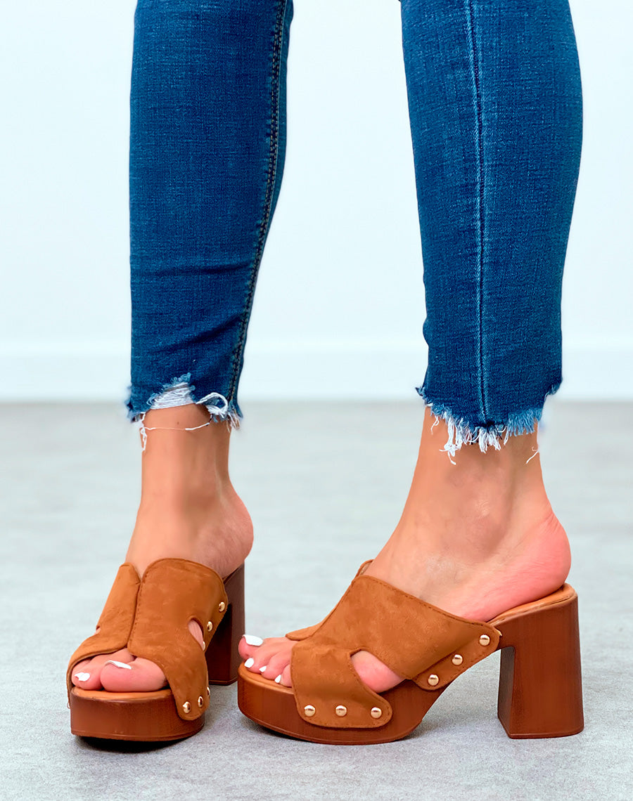 Mules sabots camel en suédine à talons carrés et à détails dorés