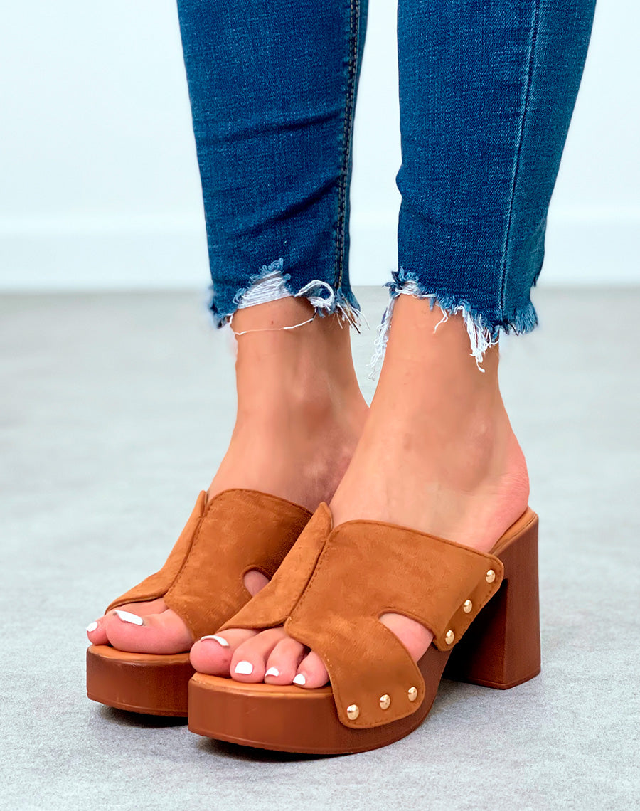 Mules sabots camel en suédine à talons carrés et à détails dorés