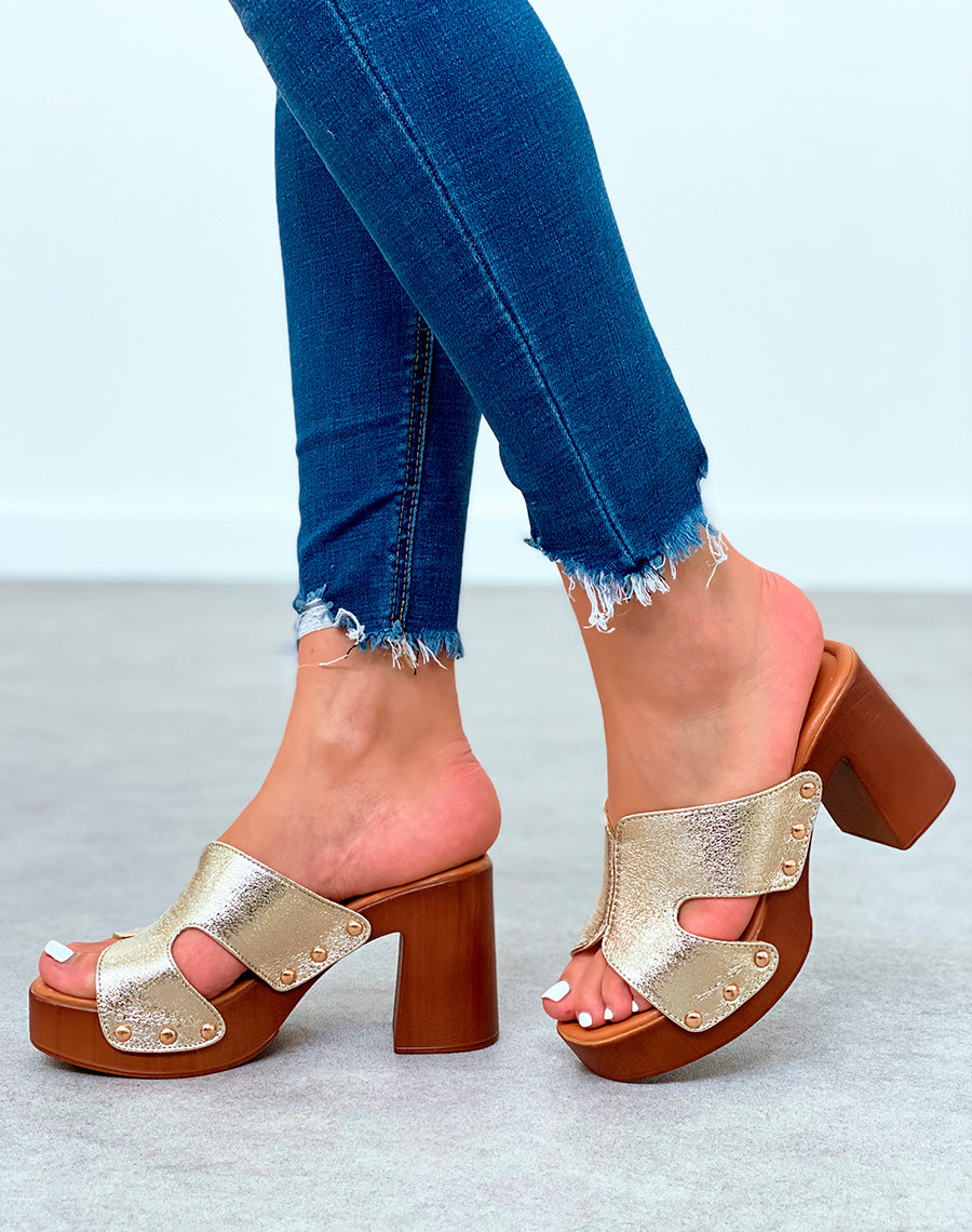 Mules sabots dorés à talons carrés et à détails dorés