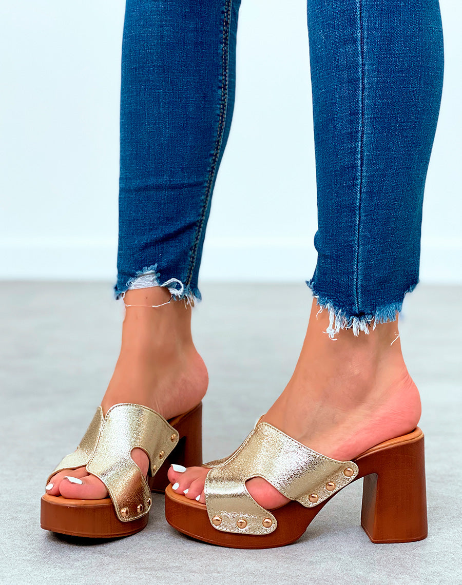 Mules sabots dorés à talons carrés et à détails dorés
