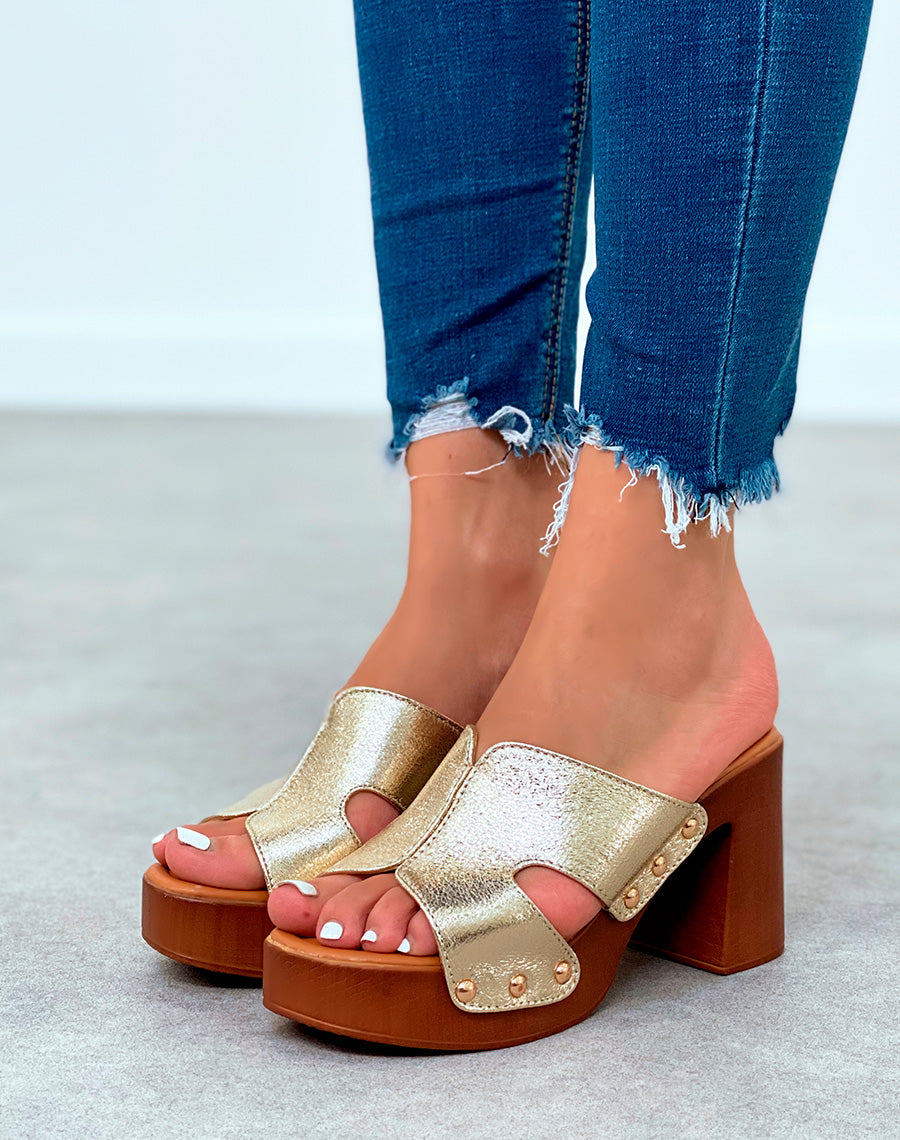 Mules sabots dorés à talons carrés et à détails dorés