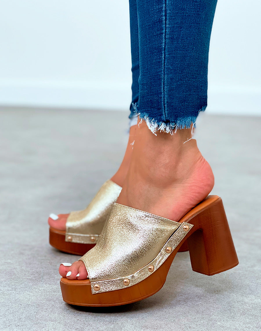 Mules sabots dorés à talons épais et à détails dorés