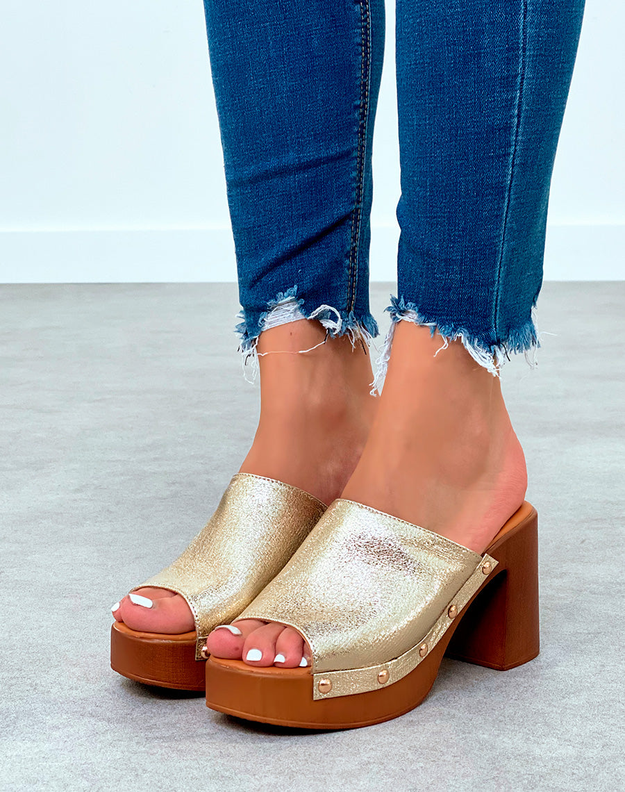 Mules sabots dorés à talons épais et à détails dorés