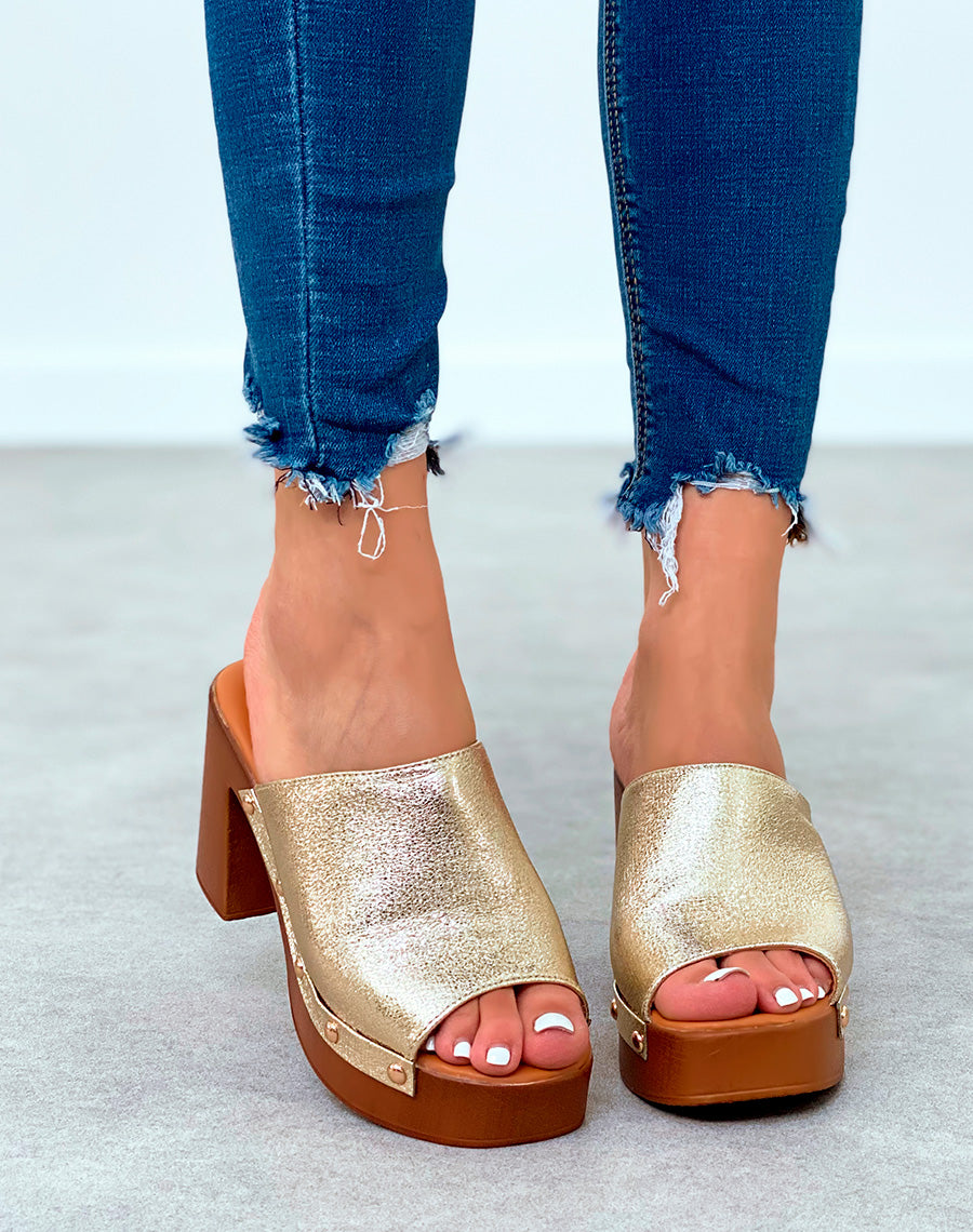 Mules sabots dorés à talons épais et à détails dorés