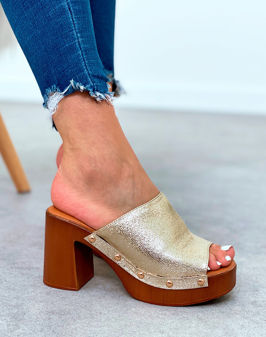 Mules sabots dorés à talons épais et à détails dorés