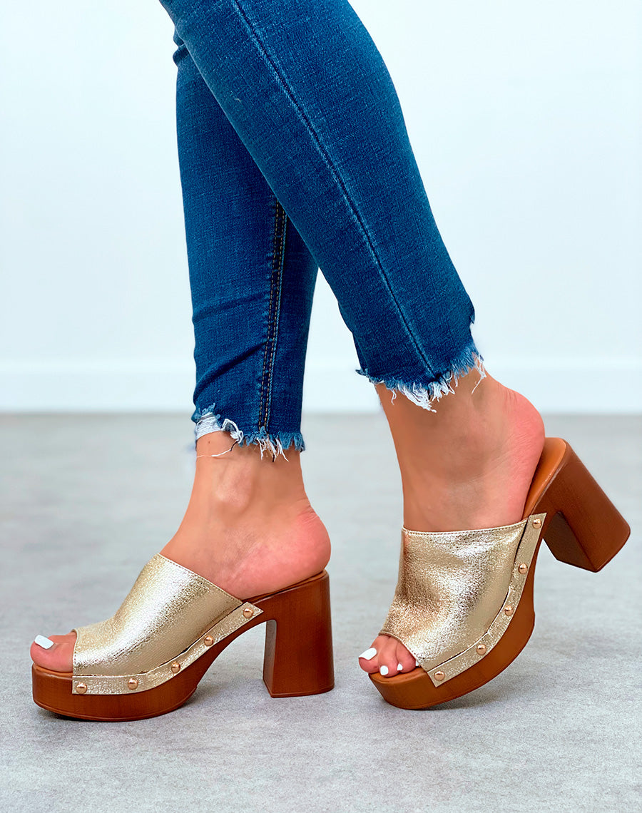 Mules sabots dorés à talons épais et à détails dorés