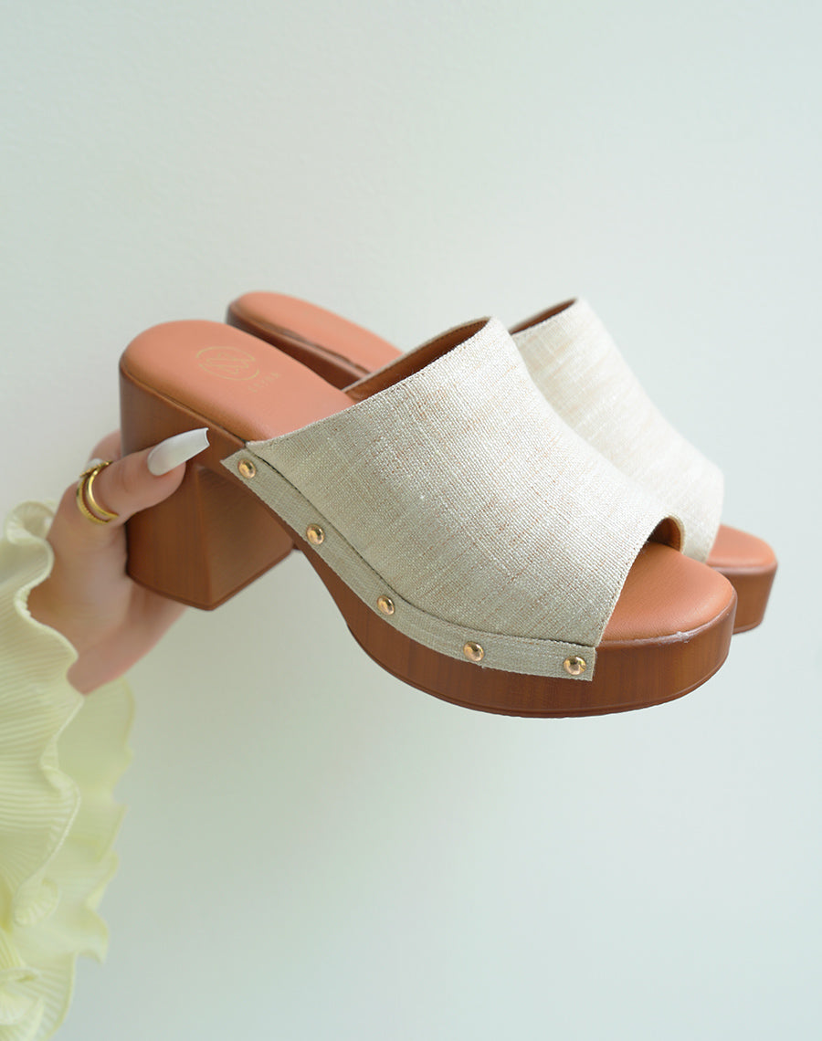 Mules sabots femme à bride en tissu beige clair et talons épais