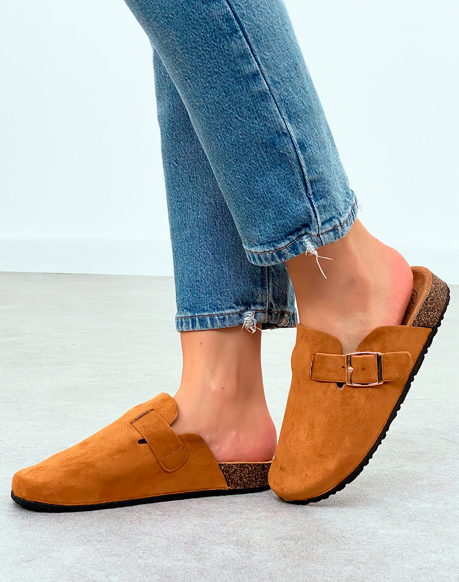 Mules Sabots Femme Camel en Suédine avec Boucle Dorée – Style Urbain Raffiné