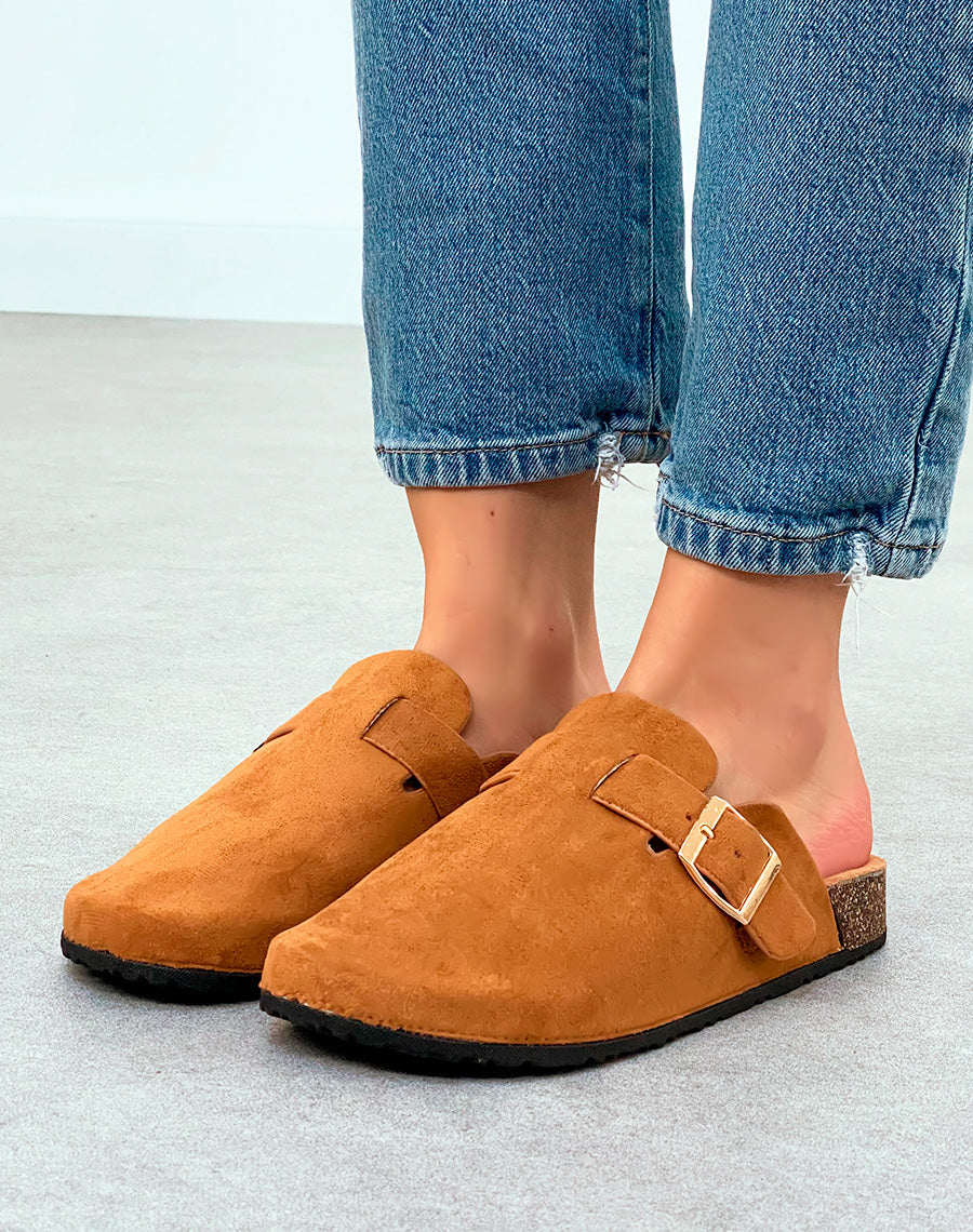 Mules Sabots Femme Camel en Suédine avec Boucle Dorée – Style Urbain Raffiné