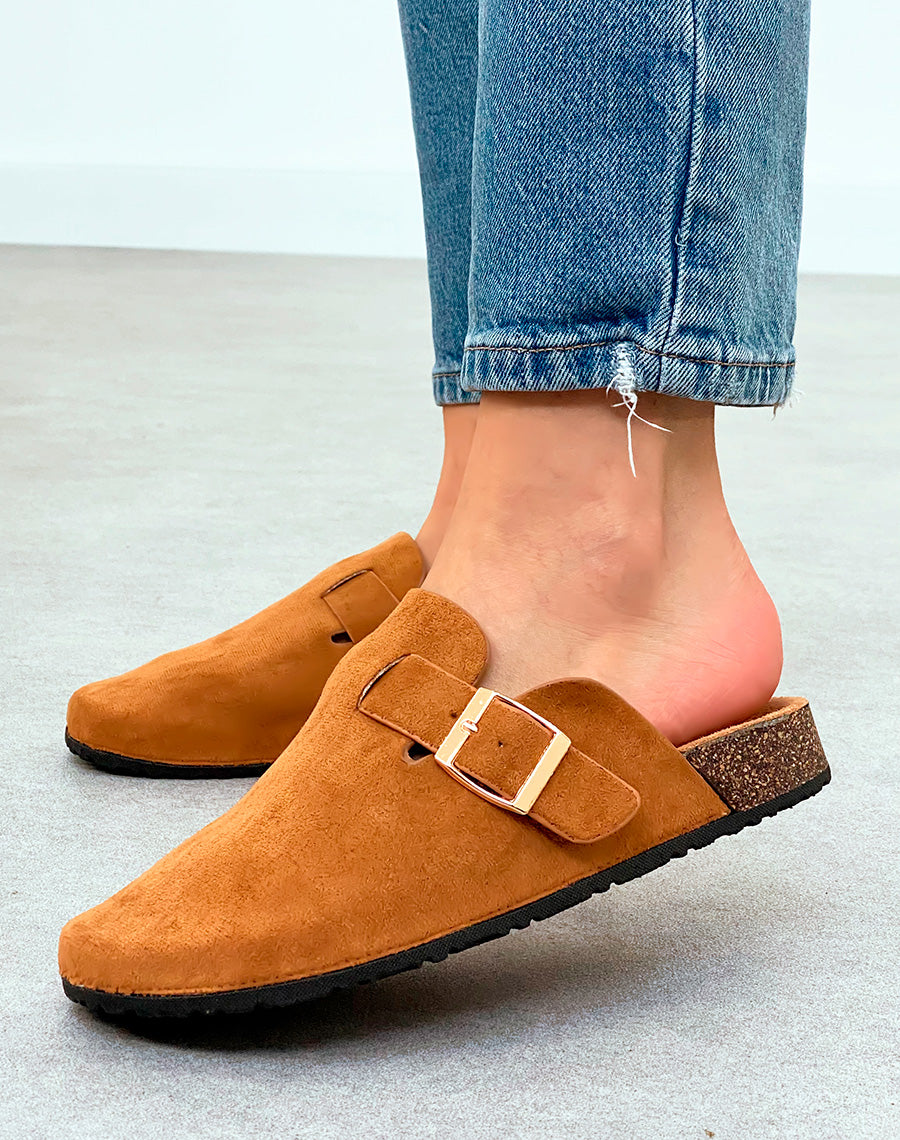 Mules Sabots Femme Camel en Suédine avec Boucle Dorée – Style Urbain Raffiné