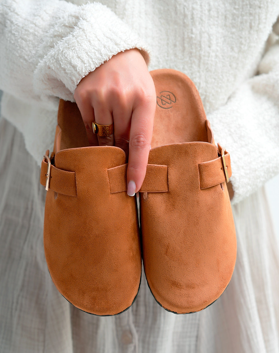 Mules Sabots Femme Camel en Suédine avec Boucle Dorée – Style Urbain Raffiné