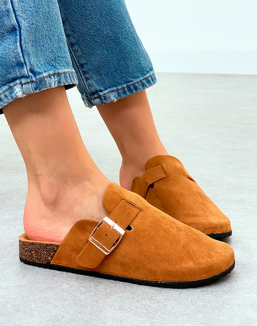 Mules Sabots Femme Camel en Suédine avec Boucle Dorée – Style Urbain Raffiné