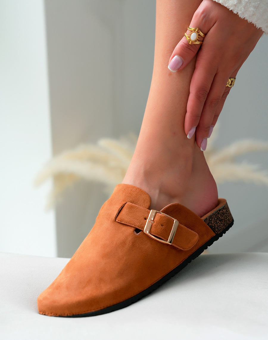 Mules Sabots Femme Camel en Suédine avec Boucle Dorée – Style Urbain Raffiné