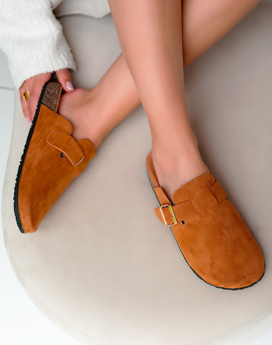 Mules Sabots Femme Camel en Suédine avec Boucle Dorée – Style Urbain Raffiné