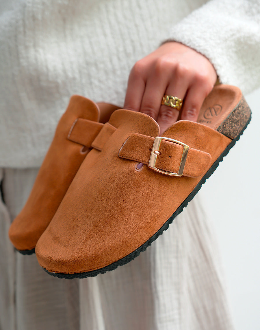 Mules Sabots Femme Camel en Suédine avec Boucle Dorée – Style Urbain Raffiné