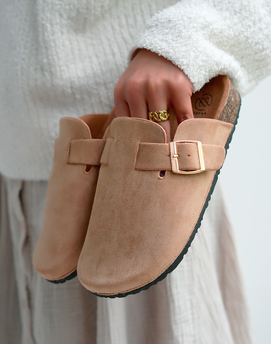 Mules Sabots Femme Taupe en Suédine avec Boucle Dorée – Élégance Naturelle