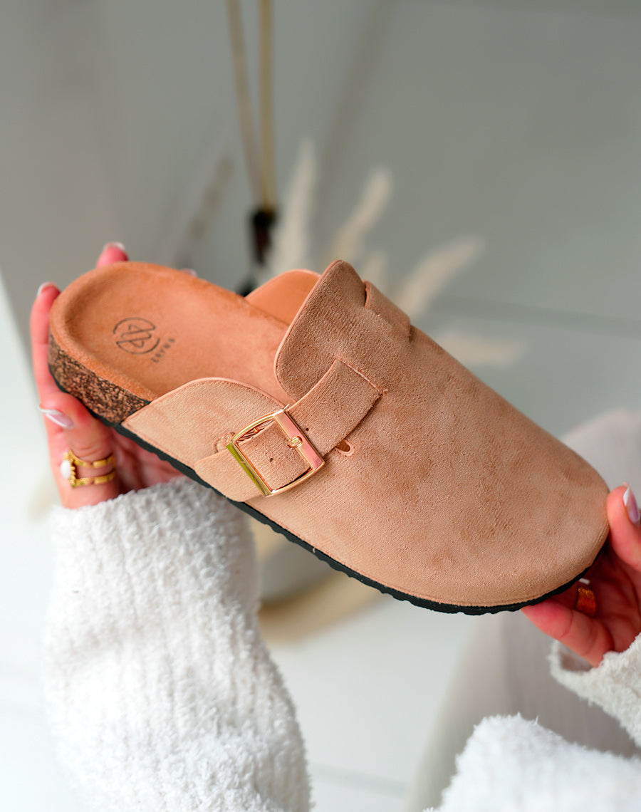 Mules Sabots Femme Taupe en Suédine avec Boucle Dorée – Élégance Naturelle